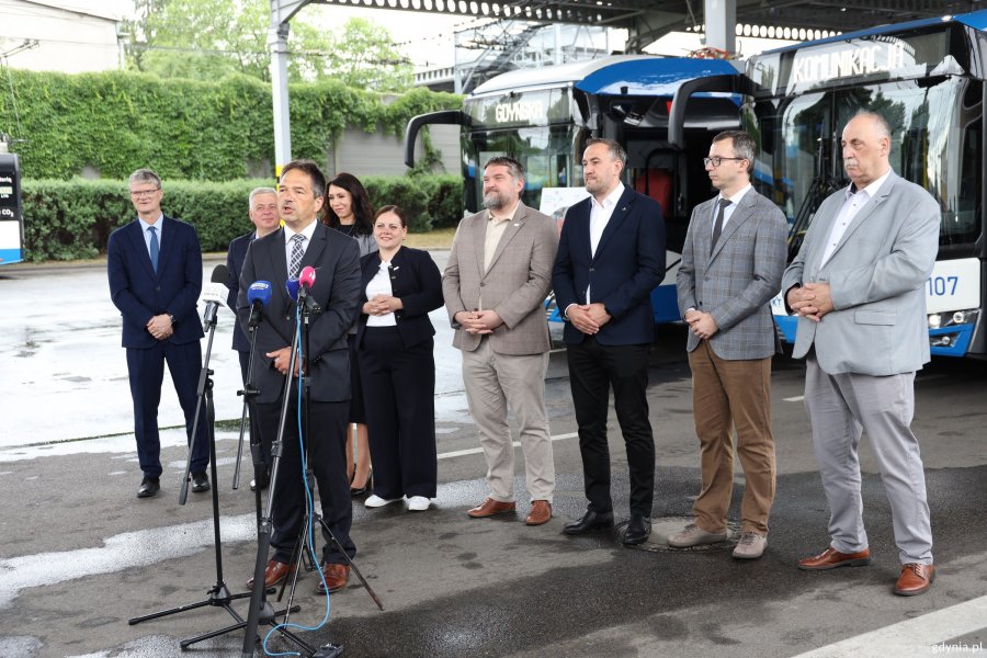 Na zdjęciu: dyrektor ZKM Hubert Kołodziejski (przy mikrofonie), wiceprezydent Gdyni Rafał Geremek, przewodniczący rady nadzorczej PKA Tomasz Konewka, prezes sp&oacute;łki GKM Agnieszka Jankowska, prezydent Gdyni Aleksandra Kosiorek, przewodniczący Rady Miasta Gdyni Tadeusz Szemiot, wiceprezydent Gdyni Tomasz Augustyniak, prezes PKM Paweł Misiak i przewodniczący Związku Zawodowego Pracownik&oacute;w Komunikacji Miejskiej w Gdyni Stanisław Taube