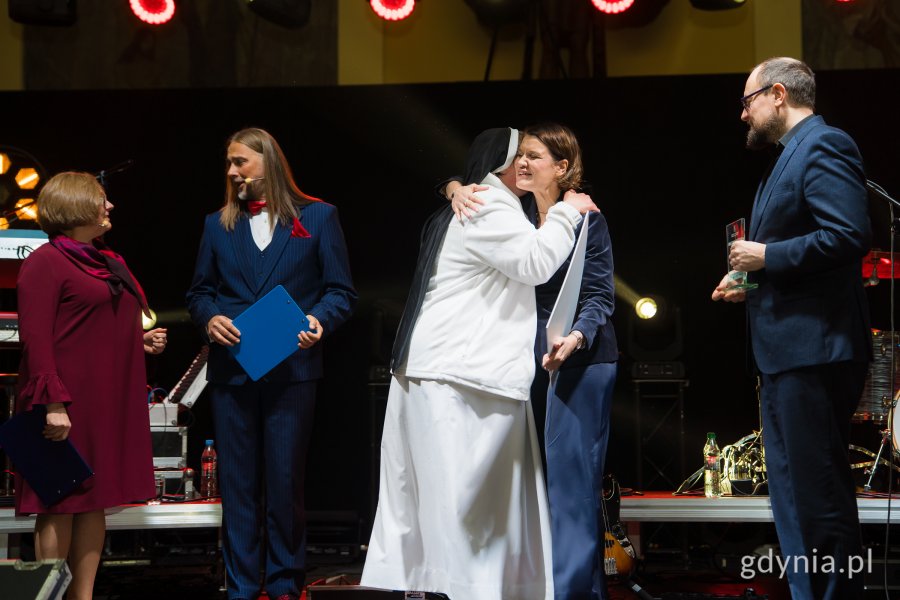 Gala finałowa X edycji Przeglądu Teatrów Amatorskich „Kurtyna” w gdyńskim Małym Kacku. Na scenie m.in. laureaci jednej z nagród, przedstawiciele stowarzyszenia KACK, Katarzyna Gruszecka-Spychała i Mariusz Bzdęga (fot. Paweł Budziński)