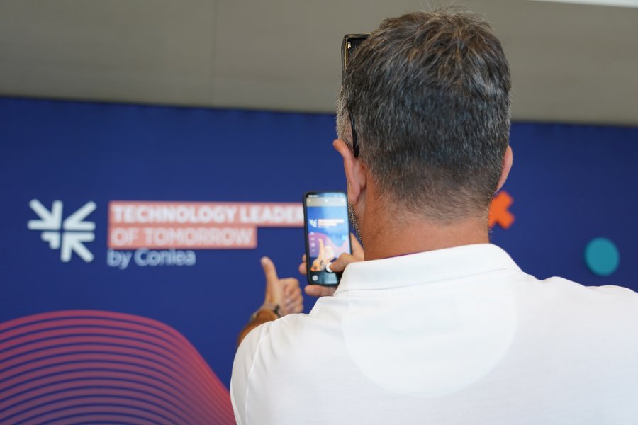na zdjęciu człowiek robi sobie selfie
