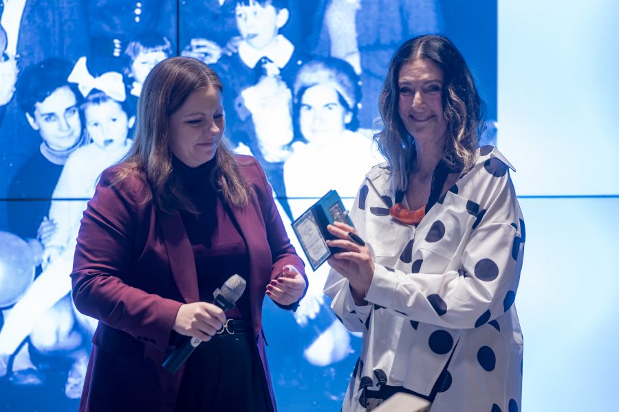 Na zdjęciu (od lewej): prezydent Gdyni Aleksandra Kosiorek wraz z żoną profesora (fot. Piotr Wittman // gdansk.pl)