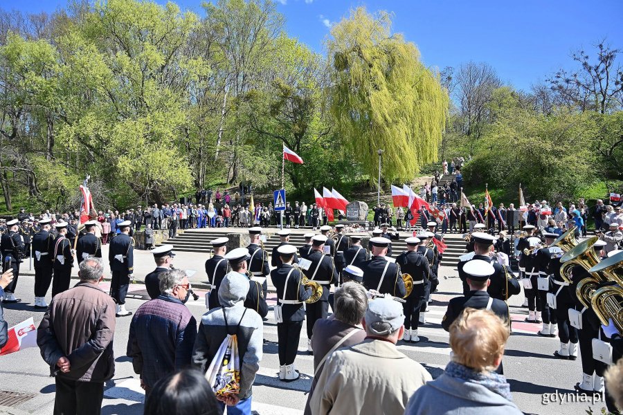 Uczestnicy gdyńskich obchodów Narodowego Święta Konstytucji 3 Maja zgromadzeni przed pomnikiem Konstytucji 3 Maja przy ul. Słowackiego // fot. Michał Puszczewicz