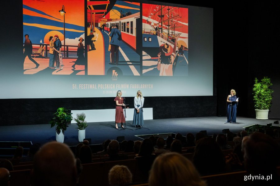 Agata Kozierańska-Burda &ndash; dyrektor Festiwalu Polskich Film&oacute;w Fabularnych i Joanna Łapińska &ndash; dyrektor artystyczna Festiwalu Polskich Film&oacute;w Fabularnych i prowadząca Agnieszka Szydłowska podczas gali otwarcia 51. Festiwalu Polskich Film&oacute;w Fabularnych 