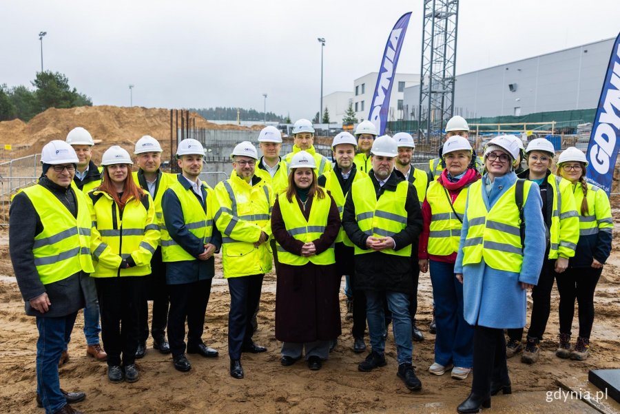 W uroczystości wzięli udział przedstawiciele miasta, inwestora oraz wykonawcy inwestycji. Wśr&oacute;d nich byli prezydent Gdyni Aleksandra Kosiorek, dyrektor Gdyńskiego Centrum Sportu Paweł Brutel, radni miasta Gdyni Norbert Anisowicz, Teresa Bysewska i Agnieszka Tokarska, a także przedstawiciele wykonawcy &ndash; prezes zarządu Polimex Mostostal S.A. Jakub Stypuła oraz Jacek Szuta, prezes zarządu Polimex Infrastruktura sp. z o.o.&nbsp;(fot.Karol Stańczak)