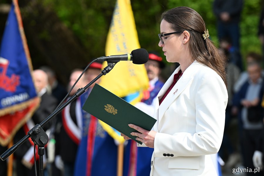Posłanka Wioleta Tomczak odczytująca list od marszałka Szymona Hołowni podczas uroczystości z okazji Święta Narodowego Trzeciego Maja