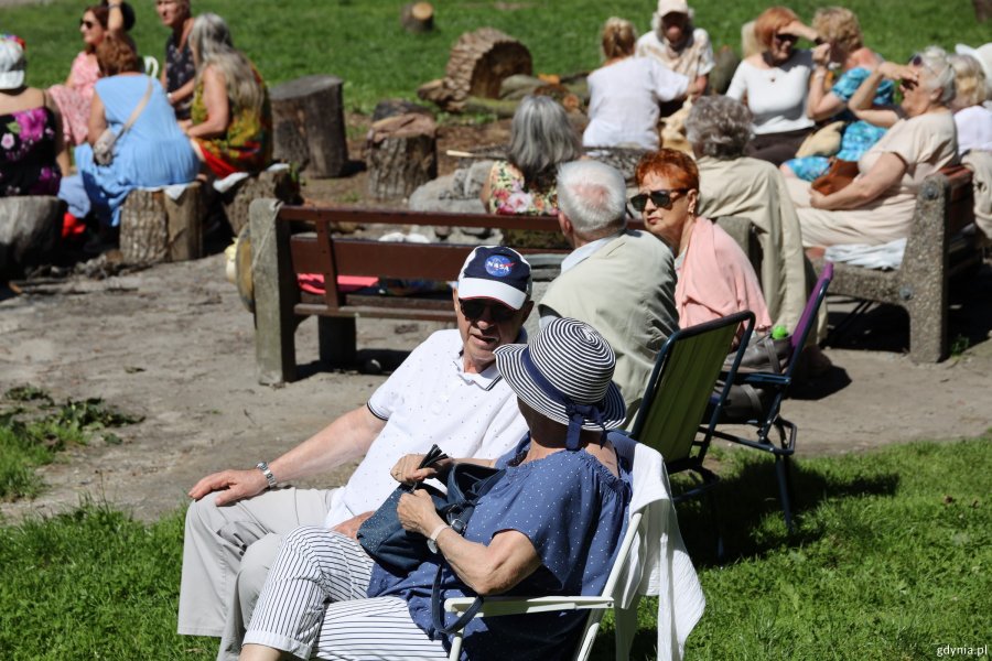 Uczestnicy pikniku dla senior&oacute;w na Polance Redłowskiej