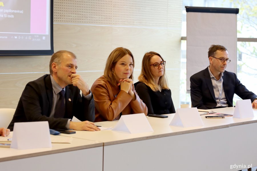 Okrągły Stół „HPV Free” w Gdyni, na zdjęciu od lewej: Grzegorz Święch z Fundacji OFF School, dyrektor Powiatowej Stacji Sanitarno-Epidemiologicznej w Gdyni Tomasz Kiliński, Oktawia Gorzeńska wiceprezydentka Miasta Gdyni, Patrycja Rzucidło z Instytutu Praw Pacjenta i Edukacji Zdrowotnej, dr hab. n. med. Maciej Stukan z Gdyńskiego Centrum Onkologii(fot. Katarzyna Balcerzak)
