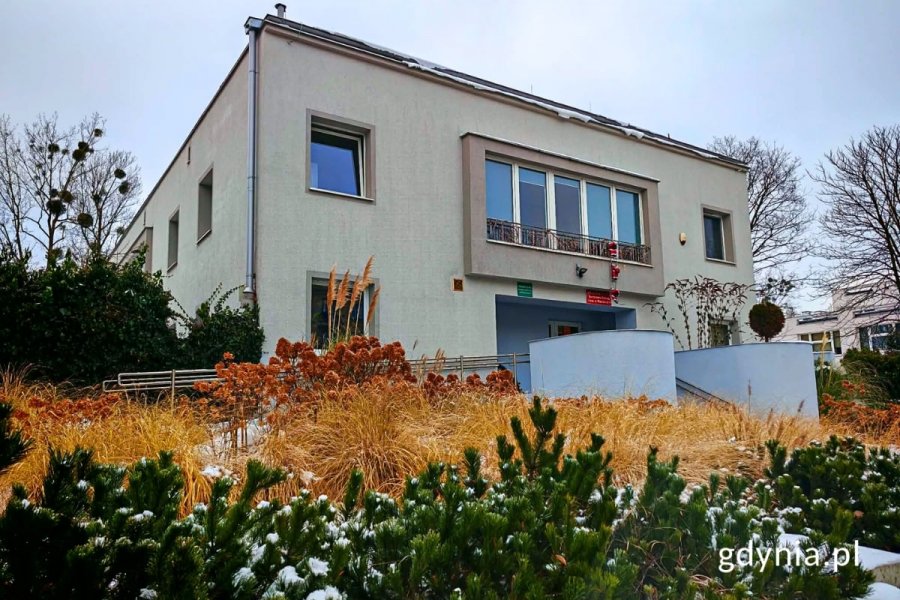 Budynek przedszkola w zimowej scenerii