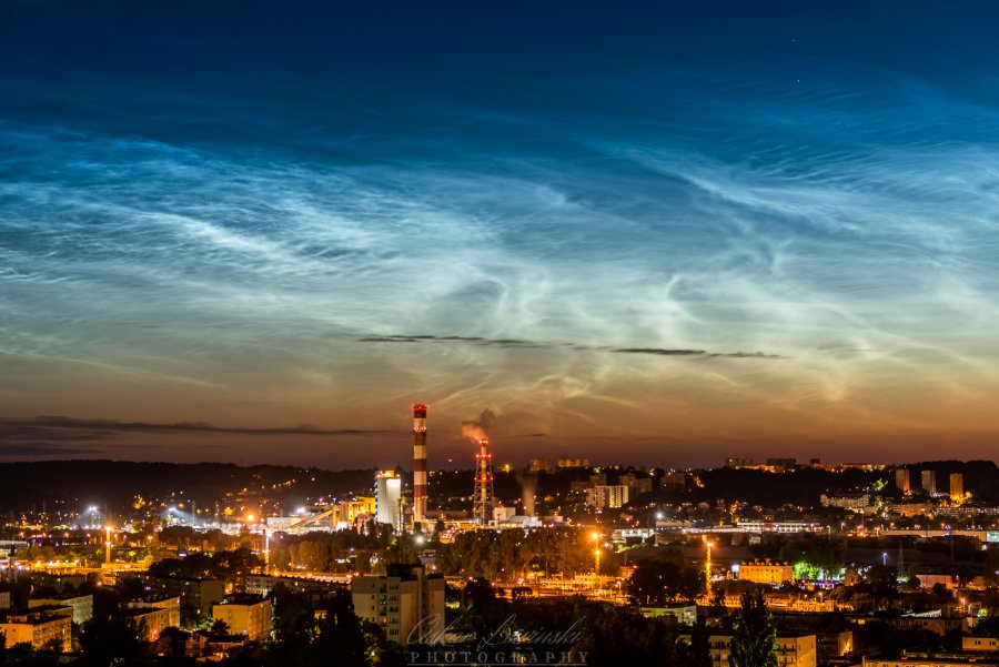 Widok na północne dzielnice i majaczące nad nimi obłoki srebrzyste // fot. Oskar Lewiński (Gdynia NOCĄ - fb.com/lewinskiphotography)
