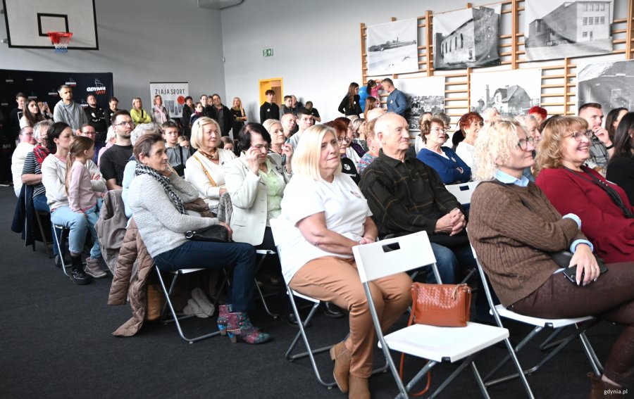 Grupa osób na krzasłach