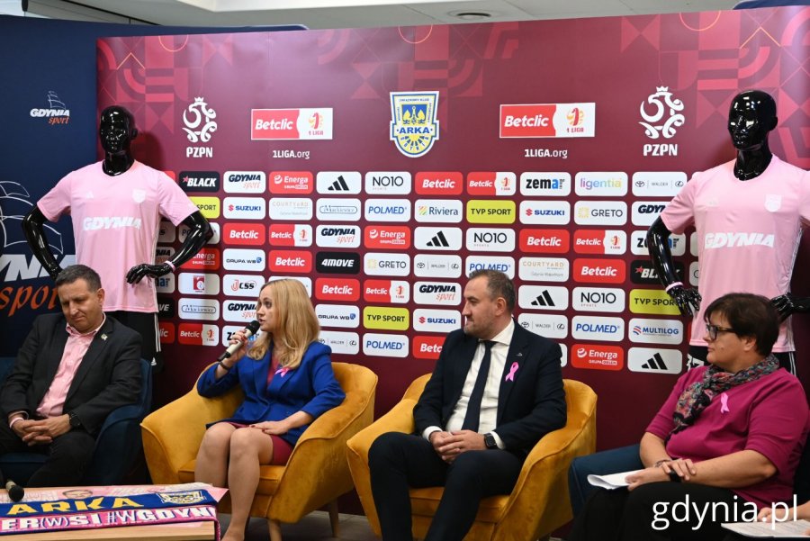 Na zdjęciu (od lewej): Paweł Bień, dyrektor operacyjny Arki Gdynia,Jolanta Sobierańska-Grenda, prezes Szpitali Pomorskich, Anna Melki, dyrektorka Gdyńskiego Centrum Zdrowia, Janina Łojba, stowarzyszenie Amazonek w Gdyni (fot. Magdalena Starnawska)
