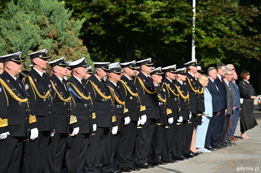 W uroczystości wzięli udział m.in.: poseł Michał Kowalski, członkini zarządu wojew&oacute;dztwa pomorskiego Agnieszka Baranowska, wiceprezydent Gdyni Rafał Geremek, wiceprzewodniczący Rady Miasta Gdyni &ndash; Ireneusz Trojanowicz i Jakub Ubych, członek zarządu stowarzyszenia Gdynian Wysiedlonych Andrzej Krajniak, prezes Światowego Związku Żołnierzy Armii Krajowej o/Gdynia Krzysztof Jankowski, przedstawiciele Marynarki Wojennej oraz mieszkańcy Gdyni