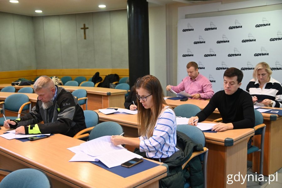 Część tegorocznych beneficjentów podpisało umowę na otrzymanie dotacji do zakupu roweru elektrycznego (fot. Magdalena Starnawska)