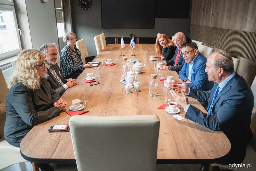 Spotkanie z władzami Miasta Aszdod w Izraelu. Na zdjęciu Yechiel Lasry, Burmistrz Ashdod oraz Simon Katznelson, Wiceburmistrz Ashdod, a także Oscar Kazanelson, Przewodniczący Rady Nadzorczej ROBYG S.A. Gospodarzem spotkania był Wojciech Szczurek, Prezydent Miasta Gdyni. Fot. Kamil Złoch