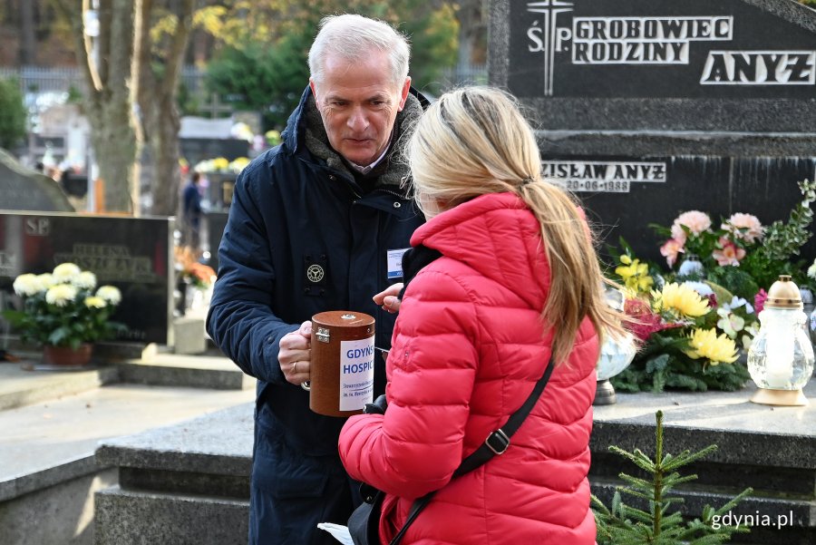 Na cmentarzu witomińskim kwestował m.in. senator Sławomir Rybicki // fot. Michał Puszczewicz