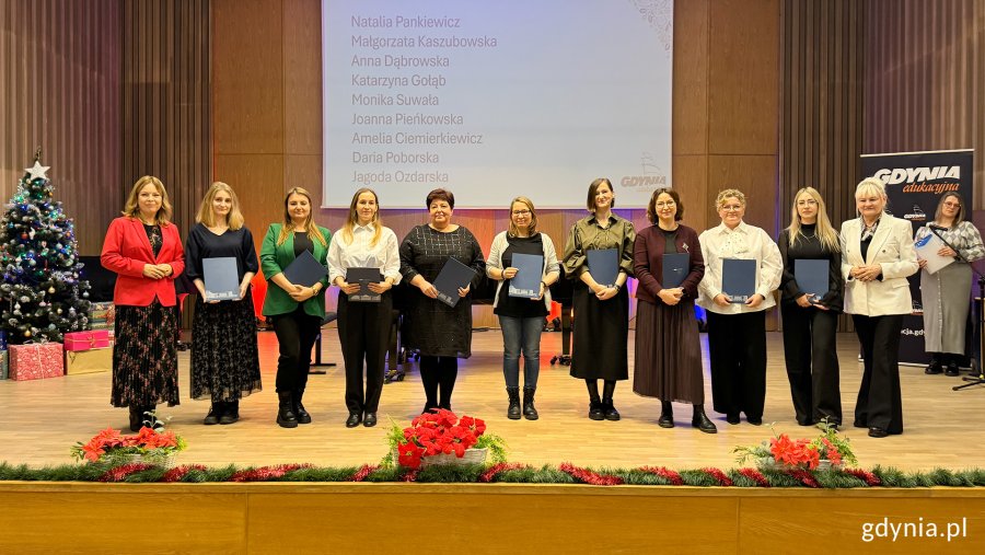 Uroczystość wręczenia akt&oacute;w mianowania w Szkole Muzycznej I i II stopnia im. Noskowskiego, na zdjęciu wiceprezydentka Miasta Gdyni Oktawia Gorzeńska, naczelniczka Wydziału Edukacji Iwona Tanewska oraz nowo mianowane nauczycielki   (fot. Katarzyna Balcerzak) 