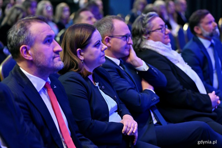 Od lewej: wiceprezydent Gdyni Tomasz Augustyniak, prezydent Gdyni Aleksandra Kosiorek, Marcin Skwierawski &ndash; wicemarszałek wojew&oacute;dztwa pomorskiego i Anna Stelmaszyk-Świerczyńska &ndash; dyrektor Urzędu Morskiego w Gdyni podczas konferencji podsumowującej zakończenie dw&oacute;ch inwestycji w Porcie Gdynia 