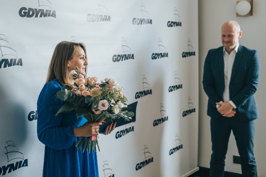 Z lewej strony stoi Aneta Grygiel-Dorszewska, z prawej wiceprezydent Bartoszewicz