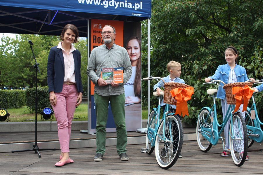 Wiceprezydent Katarzyna Gruszecka-Spychała i nowy właściciel roweru Baltica Gdynia, fot. Magda Śliżewska
