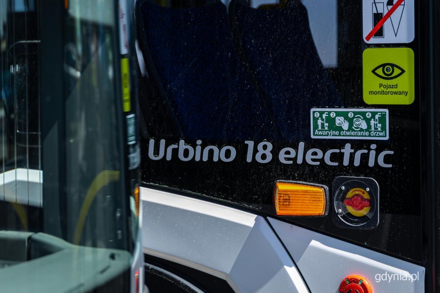 Przekazanie nowych autobus&oacute;w elektrycznych Solaris Urbino 18 Electric na Molo Południowym w Gdyni (fot. Kamil Złoch)