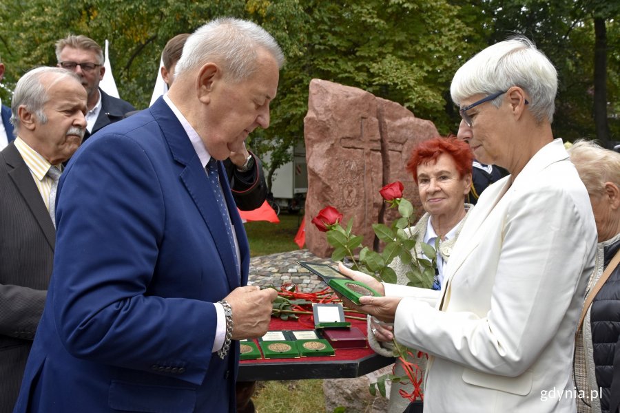 Przewodnicząca Rady Miasta Gdyni Joanna Zielińska otrzymała medal za wieloletnie wspieranie inicjatyw Związku Sybiraków // fot. Magdalena Czernek