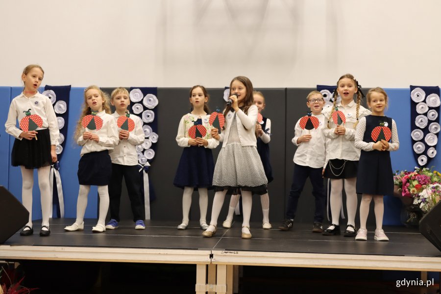 Jubileusz 80-lecia SP 17 w Gdyni, na zdjęciu klasa I ab - Biedroneczki są w kropeczki (fot. Katarzyna Balcerzak)