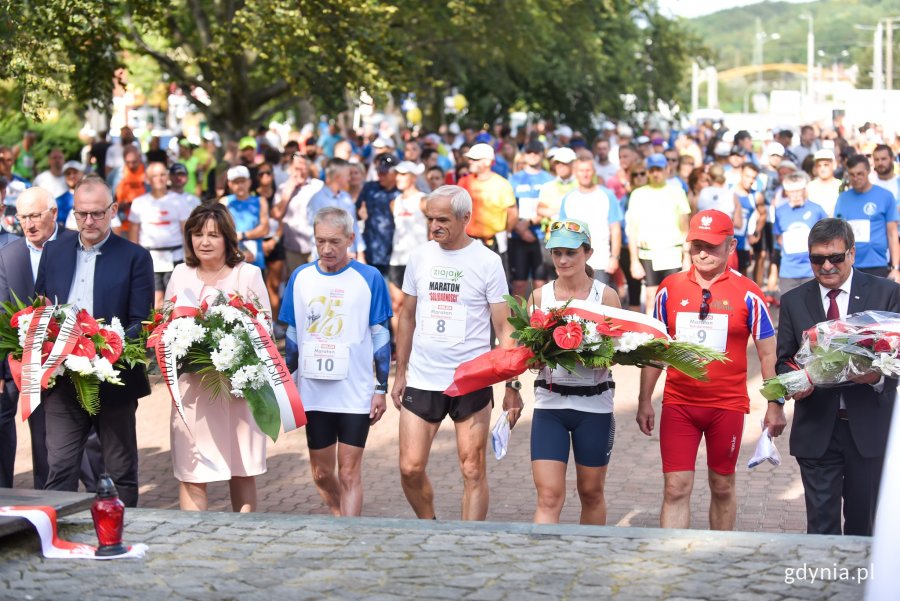 Maraton "Solidarności" przebiegł ulicami Gdyni. Przed startem pod pomnikiem Pamięci Ofiar Grudnia '70 odbyły się uroczystości z udziałem wiceprezydenta Gdyni Michała Gucia, a także przedstawicieli samorządu i parlamentu // fot. Maciej Czarniak