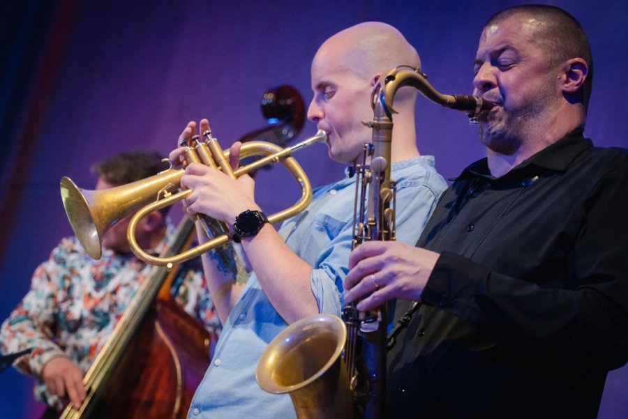 Piotr Szlempo (z lewej, gra na trąbce) i Dariusz Herbasz (z prawej, gra na saksofonie) podczas podczas koncertu „Nowe oblicze baroku: Bach na jazzowo”, który odbył się w ramach 26. edycji festiwalu Gdynia Classica Nova // fot. Anna Rezulak