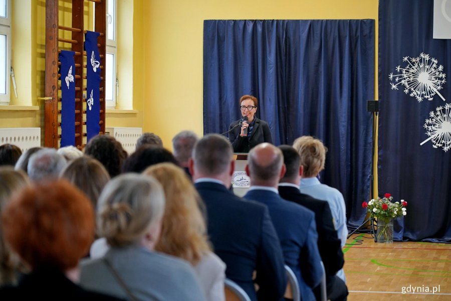 Pomorska wicekurator oświaty Jolanta Jankowska-Żmich przemawiająca podczas uroczystości z okazji 90-lecia SP nr 11 