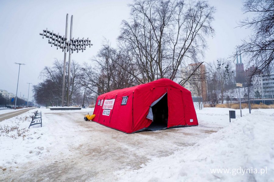 Czerwony namiot straży pożarnej