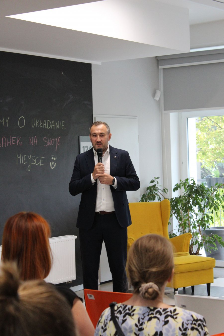 Wiceprezydent Tomasz Augustyniak inaugurujący seminarium rewitalizacyjne "Gdynia OdNowa".
