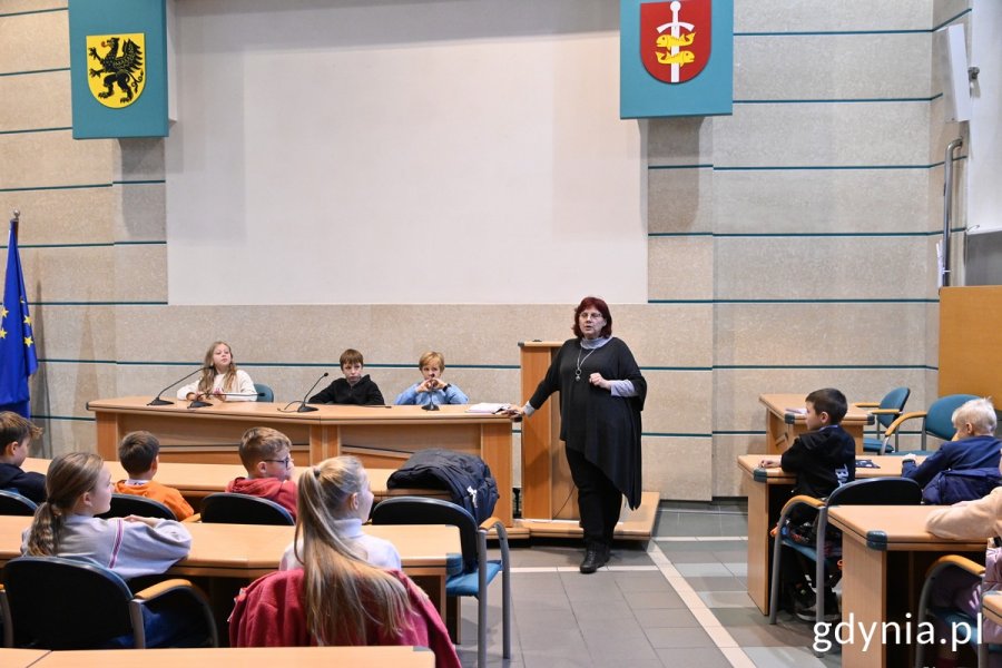  Uczniowie i nauczycielki ze SP nr 8 w Orłowie w sali obrad UMG