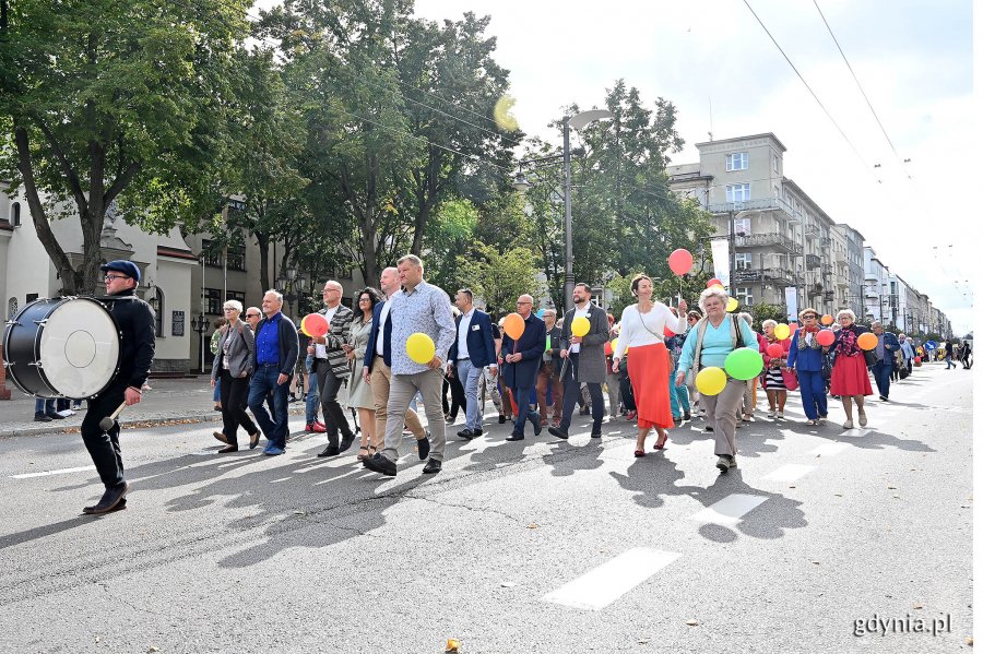 W przemarszu w ramach V Pomorskiego Dnia Seniora uczestniczyli m.in. (od lewej w pierwszym rzędzie): Joanna Zielińska - przewodnicząca Rady Miasta Gdyni, prezydent Gdyni Wojciech Szczurek, wiceprezydent Michał Guć z żoną Iwoną, wiceprezydent Bartosz Bartoszewicz, radny Jarosław Kłodziński. W drugim rzędzie (od lewej): Kordian Kulaszewicz - prezes Fundacji Adaptacja, Andrzej Kołodziej - prezes Fundacji Pomorska Inicjatywa Historyczna, radny Marcin Bełbot, radna Danuta Białooka-Kostenecka // fot. Michał Puszczewicz