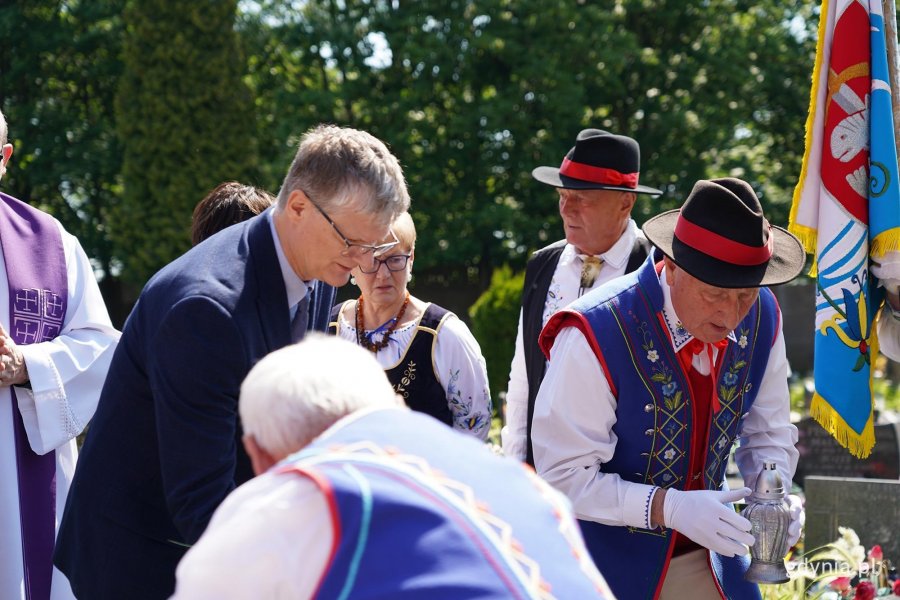 Wiceprezydent Rafał Geremek złożył kwiaty na grobie Antoniego Abrahama (fot. Karolina Szypelt)