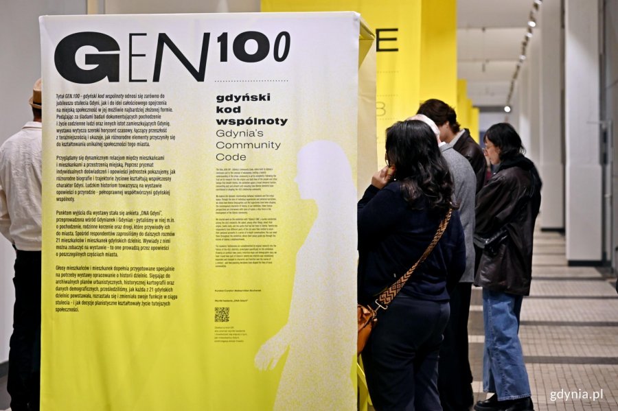 Uczestnicy wernisażu wystawy &bdquo;Gen 100 &ndash; gdyński kod wsp&oacute;lnoty&rdquo; oglądający ekspozycję w Muzeum Emigracji 