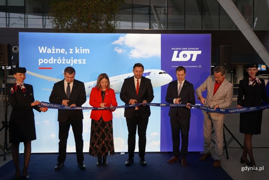 Na zdjęciu (od lewej): członek zarządu wojew&oacute;dztwa pomorskiego Adam Gawrylik, wiceprezydentka Gdyni Oktawia Gorzeńska, wiceprezydent Gdańska Piotr Borawski, prokurent PLL LOT Robert Ludera, prezes Portu Lotniczego Gdańsk Tomasz Kloskowski (fot. Magdalena Starnawska)