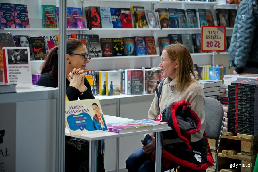 Jedna z czytelniczek podczas spotkania z Ałbeną Grabowską na Targach Książki w Gdyni