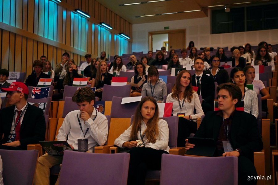 Uczestnicy konferencji TriMUN 2026 zgromadzeni w ali audytoryjnej Pomorskiego Parku Naukowo-Technologicznego Gdynia 