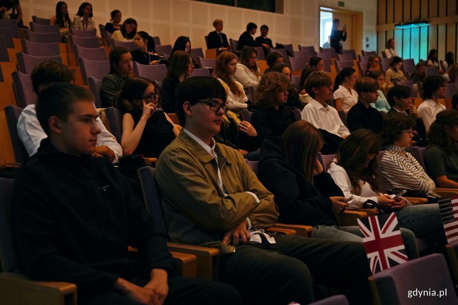 Uczestnicy konferencji TriMUN 2026 zgromadzeni w ali audytoryjnej Pomorskiego Parku Naukowo-Technologicznego Gdynia 