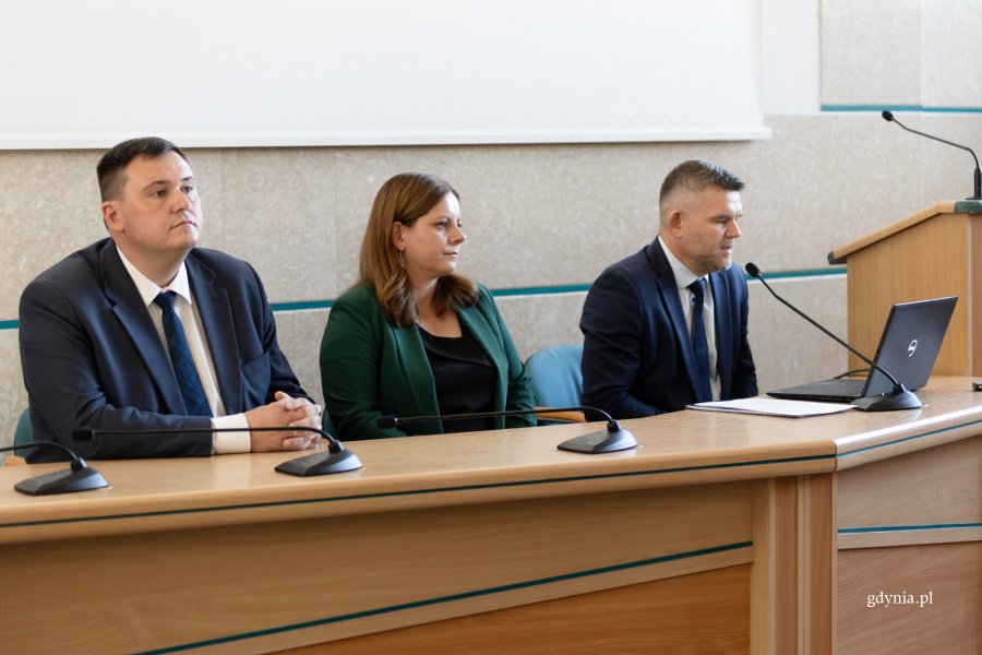 Wczoraj w sali 105 Urzędu Miasta Gdyni prezydent Aleksandra Kosiorek, naczelnik Wydziału Zarządzania Kryzysowego Robert Ronduda i sekretarz miasta Łukasz Kobus spotkali się z przedstawicielami służb i instytucji odpowiedzialnych za bezpieczeństwo. Rozmowy dotyczyły opracowania w ciągu miesiąca wkładów do Pomorskiego Planu Ewakuacji i Ochrony Ludności. (fot. Natalia Kawalerowicz)