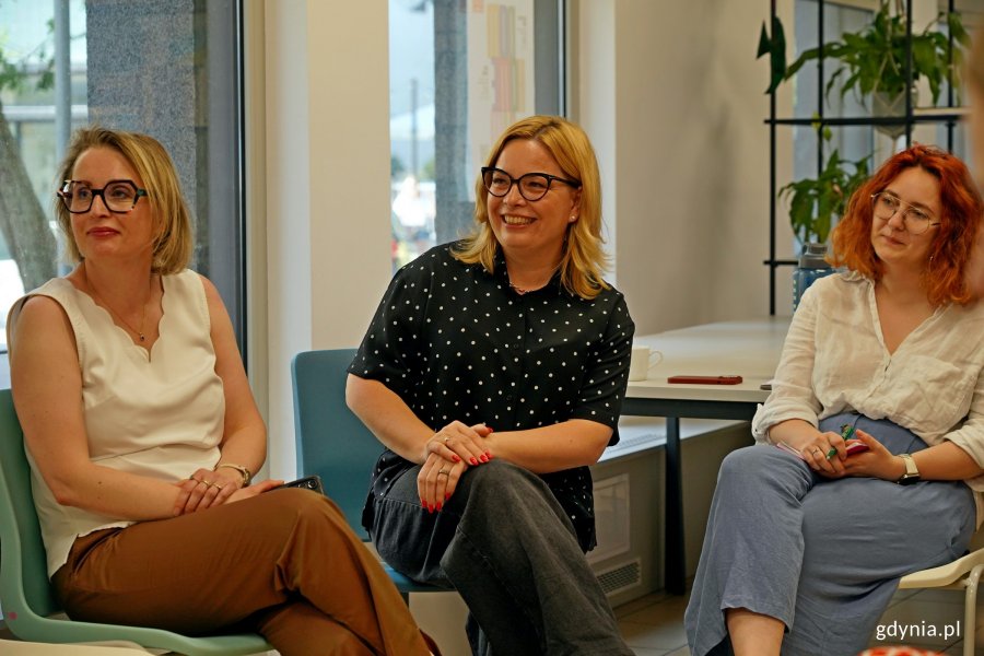 Od lewej: Agnieszka Tokarska - radna miasta i członkini Gdyńskiej Rady Kobiet, wiceprezydentka Gdyni Oktawia Gorzeńska i Marta Otrębska - koordynatorka ds. praw człowieka podczas posiedzenia Gdyńskiej Rady Kobiet 