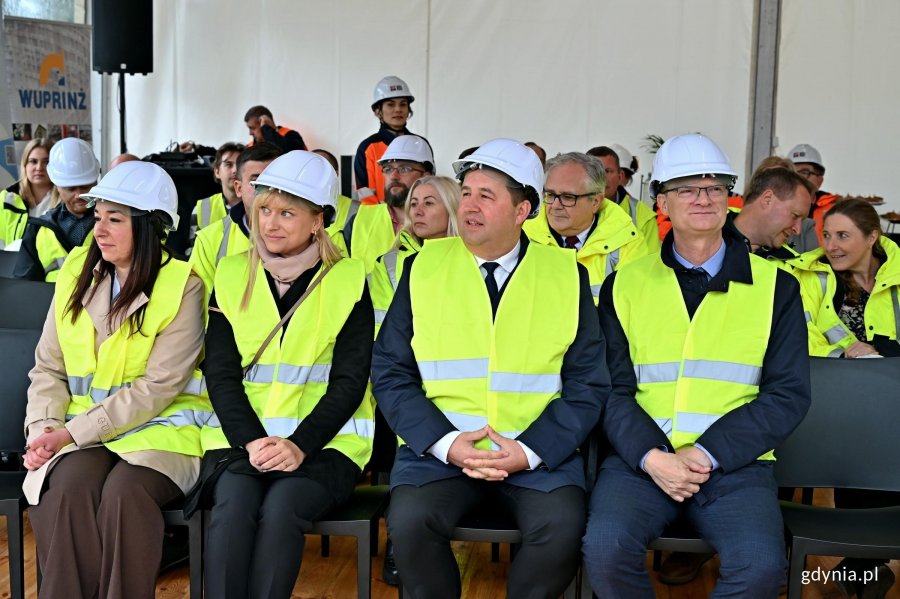 Od prawej: wiceprezydent Gdyni Rafał Geremek, Ariel Sinicki &ndash; I zastępca burmistrza Rumi, Anna Podbielska &ndash; zastępca w&oacute;jta gminy Wejherowo oraz Iwona Piastowska &ndash; sekretarz miasta Wejherowa podczas uroczystości wmurowania kamienia węgielnego pod budowę nowoczesnej stacji uzdatniania wody &bdquo;Rumia&rdquo; 