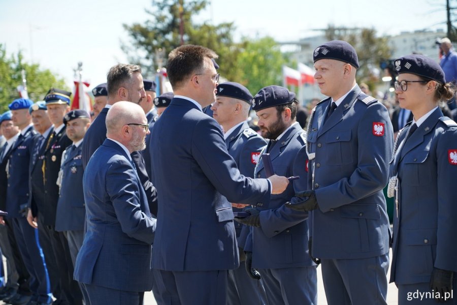 Marszałek Sejmu RP Szymon Hołownia i Minister Obrony Narodowej Władysław Kosiniak-Kamysz wręczają odznaki