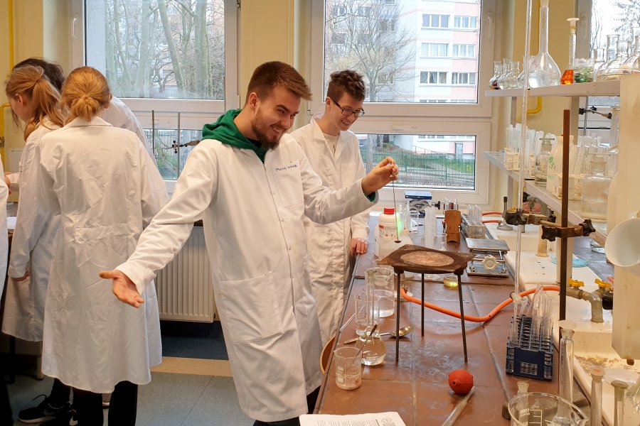 Pracownia chemiczna Justyny Raulin w III LO w Gdynia, na zdjęciu uczniowie podczas zajęć koła chemicznego (mat. arch. III LO)