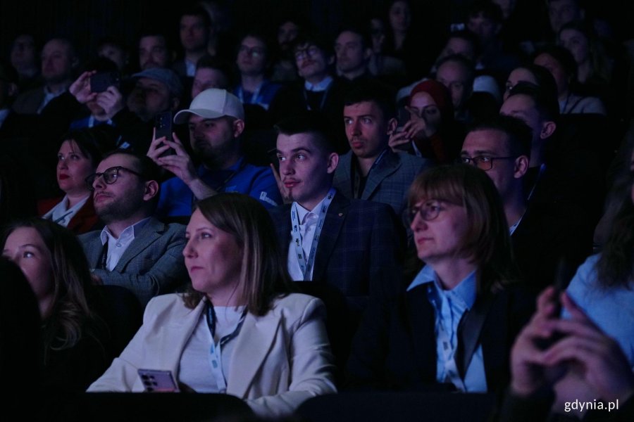 Uczestnicy Europejskiego Forum Młodych Lider&oacute;w podczas ceremonii otwarcia w Gdyńskim Centrum Filmowym 