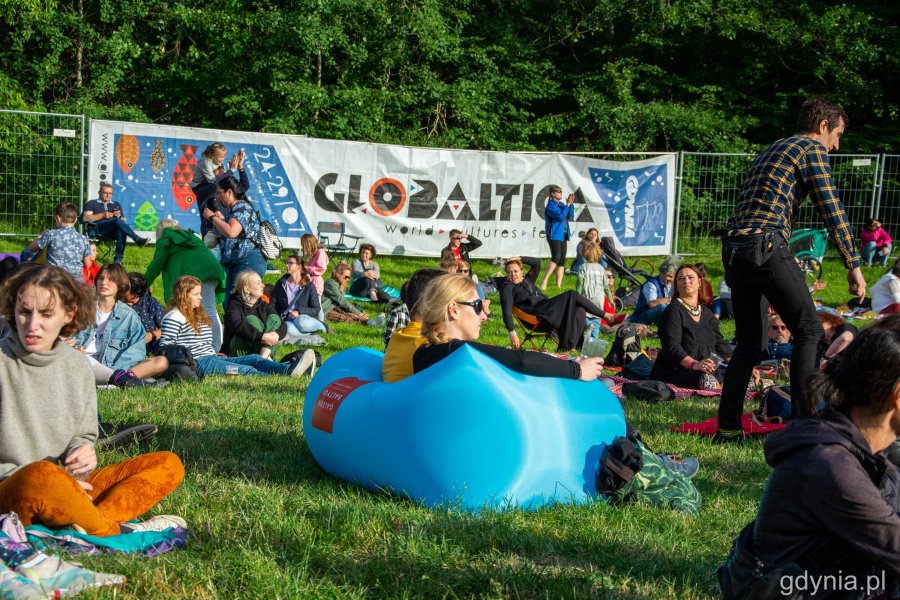 W parku Kolibki panuje wspaniała atmosfera. Widzowie bawią się w otoczeniu zieleni i w promieniach słońca // fot. Paweł Kukla