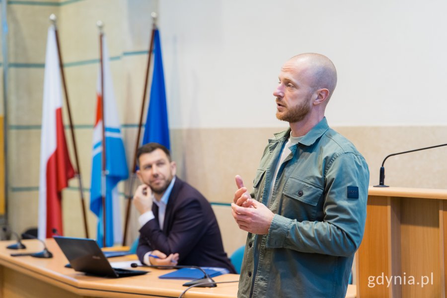 Łukasz Długoński, członek Rady ds. Mężczyzn w Gdyni, podczas pierwszego posiedzenia rady