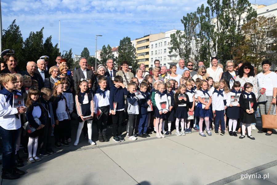 Pasowani na uczniów pierwszoklasiści ze Szkoły Podstawowej nr 26 w Gdyni wraz z nauczycielami oraz prezydentem Gdyni Wojciechem Szczurkiem, radnym Zenonem Rodą i przedstawicielami pomorskiego i gdyńskiego oddziału Światowego Związku Żołnierzy Armii Krajowej - Eugeniuszem Wrochną, Krystyną Cembrzyńską-Piłat, Krystyną Kodymowską i Helgą Łukaszewską 