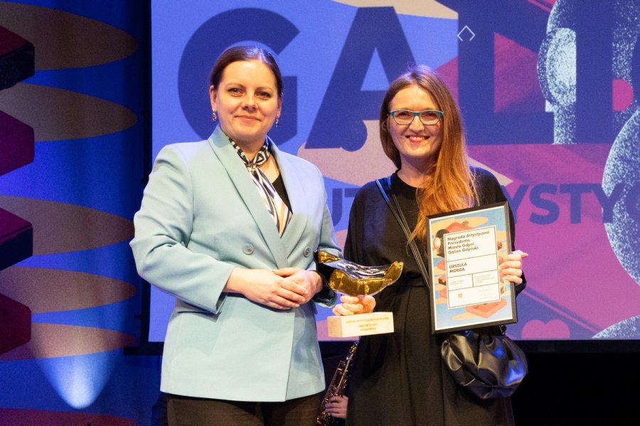 Od lewej: prezydent Gdyni Aleksandra Kosiorek i laureatka Urszula Morga z dyplomem i statuetką