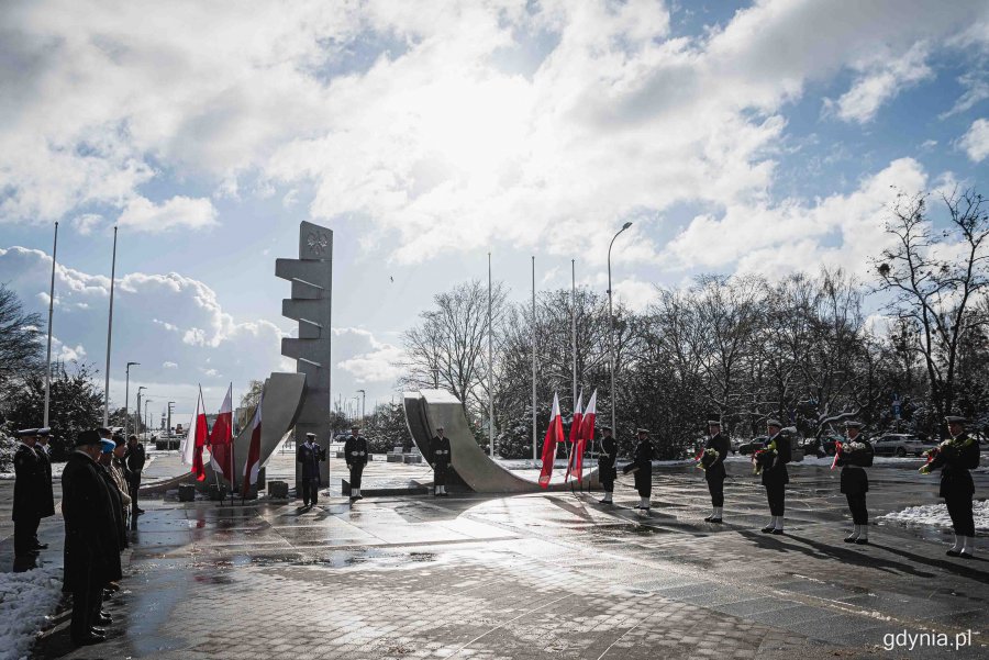 Uroczystości przed pomnikiem Polski Morskiej z okazji 78. rocznicy zakończenia walk o Gdynię // fot. Kamil Złoch