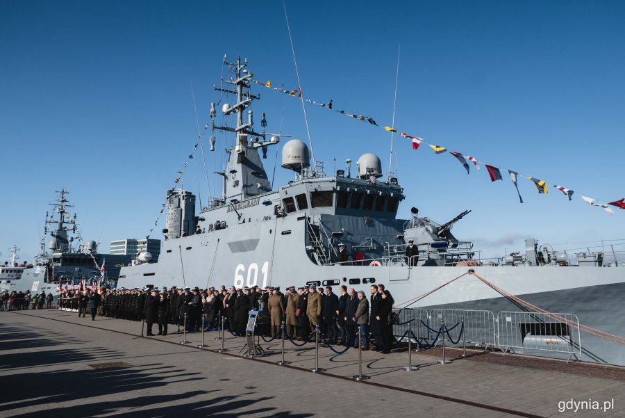 Uroczystość wciągnięcia bandery na ORP Mewa przy nabrzeżu Pomorskim w Gdyni - na zdjęciu ORP Kormoran, fot. Kamil Złoch